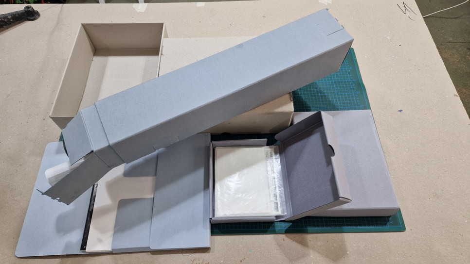 Zu sehen sind mehrere Boxen aus Papier, die übereinander gestapelt sind.