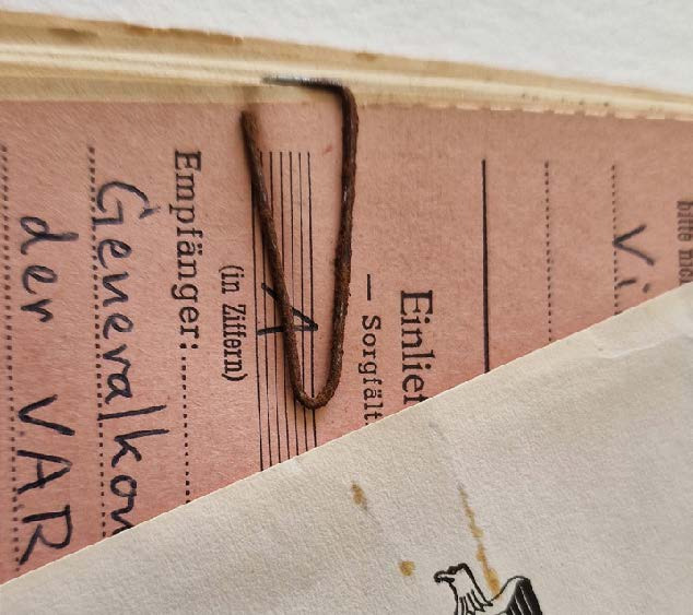 Zu sehen ist eine Dokumentenmappe mit einer rostigen Wäscheklammer