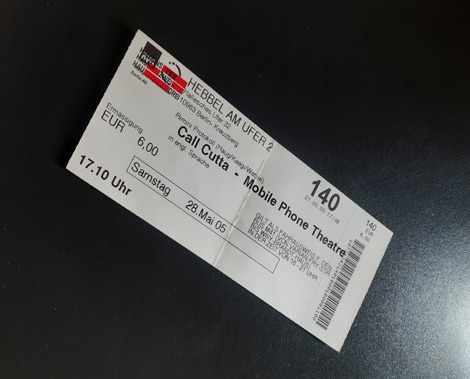 Auf dem Foto ist eine Eintrittskarte für das Stück Call Cutta - Mobile Phone Theatre zu sehen.